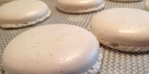 Douceurs délicates : des macarons meringue française blancs, parfaits et prêts à être dégustés.