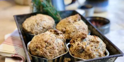 Nybakade grahamsbullar i en gammal form, redo att avnjutas. Ett perfekt grahamsbullar recept för fika.