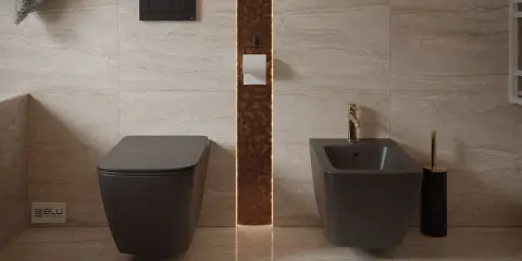 Nowoczesna łazienka z podwieszanym WC i bidetem. Dowiedz się, jak siadać na bidet, by higiena była komfortowa.