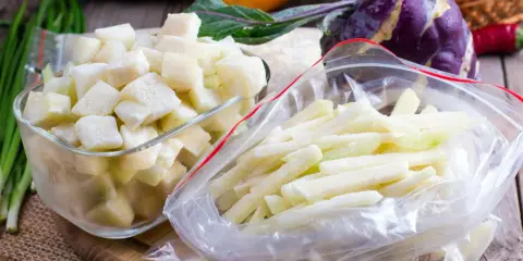 Kohlrabi einfrieren roh: gewürfelte und Stifte im Gefrierbeutel und Schüssel, bereit für die Lagerung.