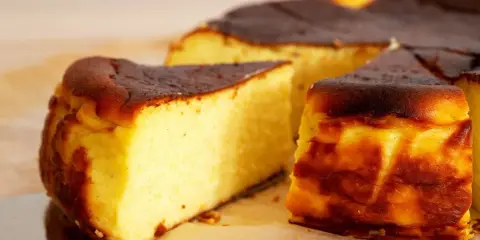 Pyszny sernik z przypieczoną skórką, idealny do pieczenia w wysokiej temperaturze.