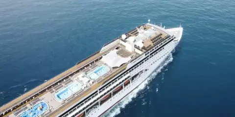 La MSC Lirica, con la sua imponente lunghezza, solca le acque blu. La nave da crociera offre ponti con piscine e aree relax.