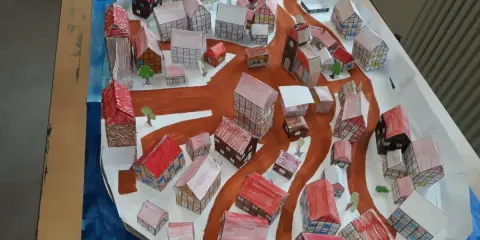 Modell einer mittelalterlichen Stadt, erstellt von Schülern der 7. Klasse. Ein lebendiges Bild vom Leben im Mittelalter.