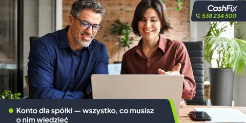 Uśmiechnięci ludzie przy laptopie omawiają konto dla spółki z o.o. Wszystko, co musisz wiedzieć o finansach firmy.