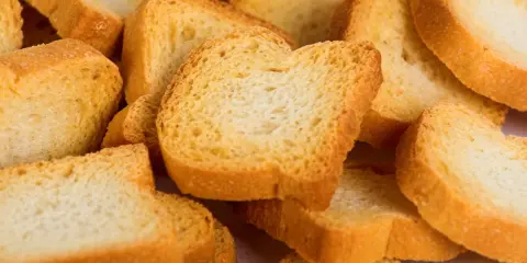 Ein Haufen knuspriger Zwieback-Scheiben. Ob zwieback gesund ist, hängt von den Zutaten ab, aber er ist ein beliebter Snack.