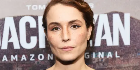 Noomi Rapace med fregnar och eyeliner, i bakgrunden syns texten "JACK RYAN AMAZON ORIGINAL".