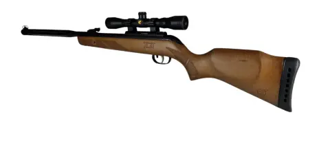 Wiatrówka Gamo Hunter Maxxim IGT 4.5 mm z lunetą, gotowa do akcji.
