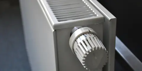 Termostato de un calefactor sin electricidad, ajustando la temperatura para un hogar acogedor.