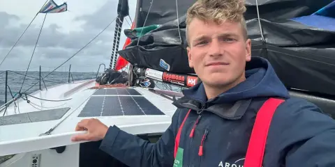 Melwin Fink auf seinem Segelboot, bereit für die nächste Etappe seiner Weltumsegelung.