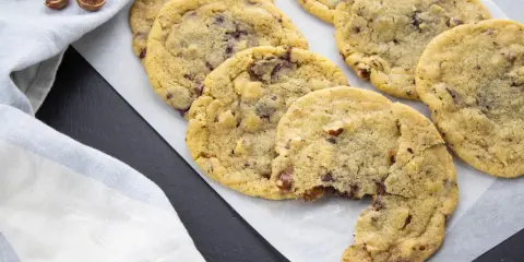 Délicieux cookies aux noisettes et pépites de chocolat, parfaits après leur temps de cuisson. Un délice à savourer !