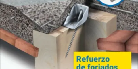 Detalle de construcción que muestra un refuerzo de forjado con una pieza metálica y una capa de compresión de hormigón ligero.