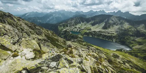 Kamienista trasa na Kozi Wierch z widokiem na dwa górskie jeziora.