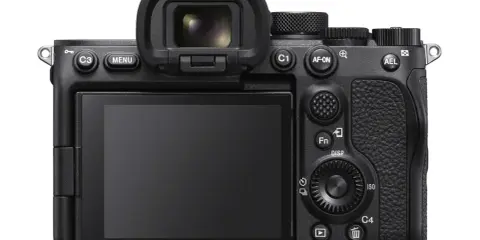 Tył aparatu Sony a7 S III z ekranem LCD i wizjerem. Widoczne przyciski Menu, C3, C1, AF-ON, AEL, Fn, Disp, ISO, C4.