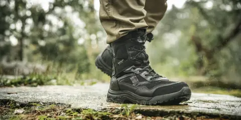 Co to są buty trekkingowe? Czarne, wysokie buty z membraną HydroGuard, idealne na deszczową wędrówkę po lesie.