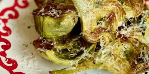 Alcachofas asadas con queso rallado, perfectas para tus recetas.
