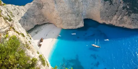 Widok na Zatokę Wraku na Zakynthos. Czy warto? Tak, dla takich widoków! Błękitne morze, biała plaża i klify.