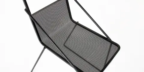 Porte-revues en métal perforé noir, design iconique de Mathieu Matégot.