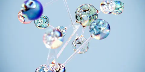 Struttura molecolare trasparente, simile a gocce di vetro, che evoca la complessità del test genetico tumore e la ricerca di soluzioni.