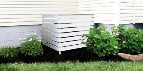 Coprire condizionatore esterno fai da te: una soluzione elegante e pratica per nascondere l'unità, integrata con fiori e piante.