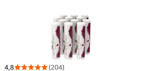 Kilka sztyftów Forever Aloe Lips™ w białych opakowaniach z bordowym wzorem i logo. Idealne do pielęgnacji ust.