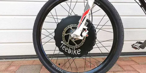 Roue avant d'un vélo électrique TeeBike, prête à être débridée pour plus de puissance. Le moteur est intégré au moyeu.