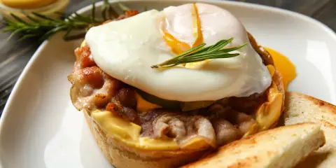 Idealne jajko w koszulce na bekonie z tostami. Zobacz, jak zrobić jajko w koszulce krok po kroku!