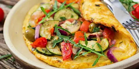 Pyszny omlet dla niemowlaka z cukinią, pomidorkami, oliwkami i rukolą. Zdrowy i kolorowy posiłek.
