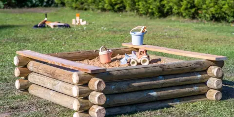 Bezpieczna piaskownica DIY: Jak ją zbudować dla Twojego dziecka?