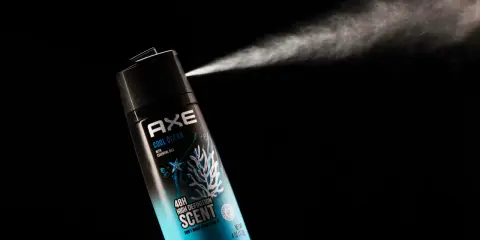Axe Cool Ocean rozpyla orzeźwiającą mgiełkę, by zwalczyć dziwny zapach w mieszkaniu.