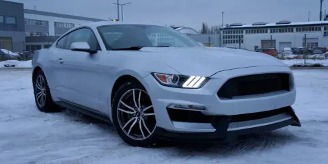 Srebrny mustang 2.3 ecoboost na śniegu, gotowy na zimowe wyzwania.
