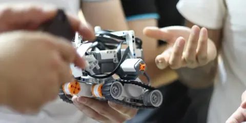 Zbudowany z klocków robot na gąsienicach to wspaniały prezent dla dziecka zamiast zabawek, rozwijający kreatywność i umiejętności techniczne.