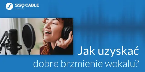 Kobieta z mikrofonem i słuchawkami śpiewa, dążąc do doskonałego brzmienia wokalu.