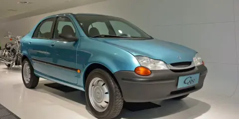 El Porsche C88, un sedán azul turquesa, se exhibe en un museo.