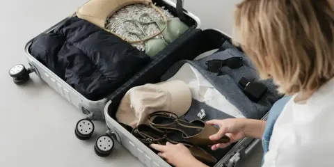 Packar **swiss handbagage** med kläder, skor, väska och accessoarer.
