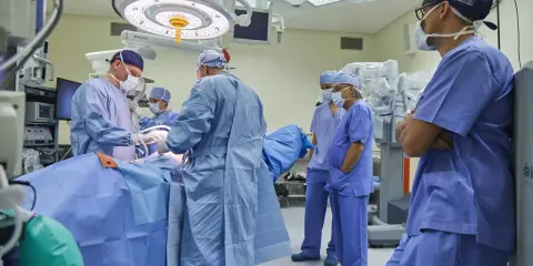 Zespół chirurgów w sterylnych strojach przygotowuje się do skomplikowanego zabiegu.