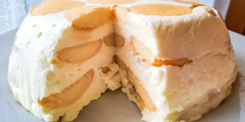 Pyszny deser z sera z wiaderka i biszkoptów, idealny, gdy szukasz czegoś innego niż sernik.