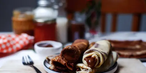 Délicieux roulés de crepe sans lait au chocolat, prêts à être dégustés.
