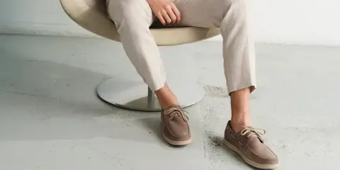 Męskie buty żeglarskie w kolorze taupe idealnie komponują się z jasnymi, lnianymi spodniami, tworząc stylowy letni zestaw.