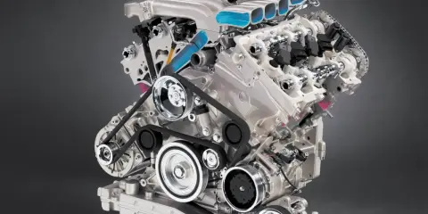 Silnik W12 Volkswagena, z widocznymi elementami układu dolotowego i paska napędowego, prezentuje inżynieryjną potęgę.
