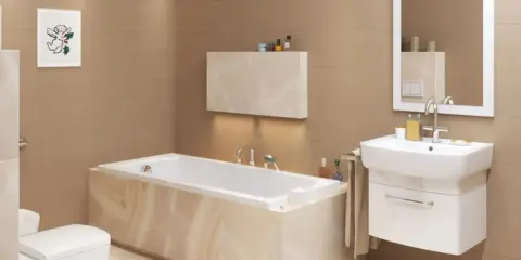 Elegancka łazienka z wanną, której zabudowa z podcięciem tworzy nowoczesny wygląd. Obok umywalka i toaleta.