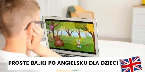 Chłopiec ogląda bajki po angielsku dla dzieci na laptopie. Na ekranie wesoła grafika z misiem i zającem.
