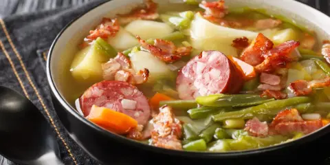 Un plat réconfortant de spécialités Metz : une soupe garnie de saucisses, lardons, pommes de terre et haricots verts.