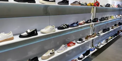 Warsaw sneaker store czy legit? Na półkach mnóstwo stylowych butów, od klasycznych adidasów po modne trampki.