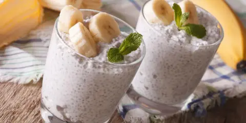Dwa pucharki z puddingiem z nasion chia i bananem, idealne dla kobiet w ciąży. Zdrowe i pyszne!