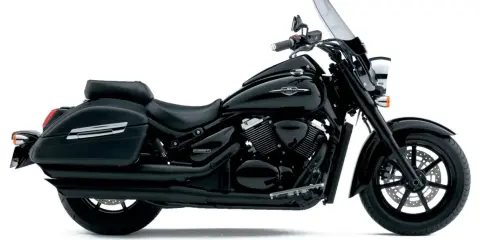 Czarny Suzuki Intruder 1500 z kuframi i szybą. Choć piękny, warto znać jego wady przed zakupem.