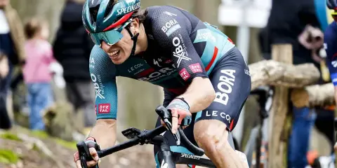 Radfahrer in BORA-Kleidung kämpft sich durch, fragt sich, wie lange die Tour de France noch dauert.