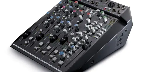 Table de mixage enregistrement multipiste Solid State Logic SIX, avec ses potentiomètres colorés et ses faders pour un contrôle précis du son.
