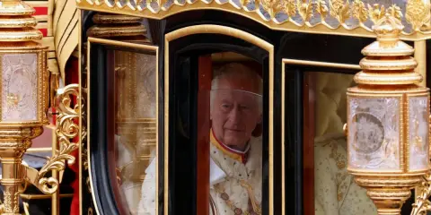 Król Karol III w złotej karocy, symbolizujący jego panowanie. Król karo znaczenie jest widoczne w jego dostojnym wyglądzie.