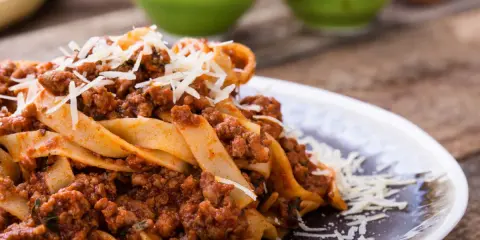 Pappardelle z bogatym sosem bolognese, posypane parmezanem. Pyszne mięso na spaghetti wprost z Włoch.
