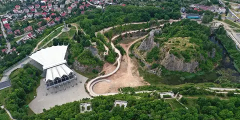 Amfiteatr Kadzielnia w Kielcach, idealne miejsce, by zobaczyć, co zwiedzić w świętokrzyskim. Wspaniałe widoki i ciekawe zakątki.